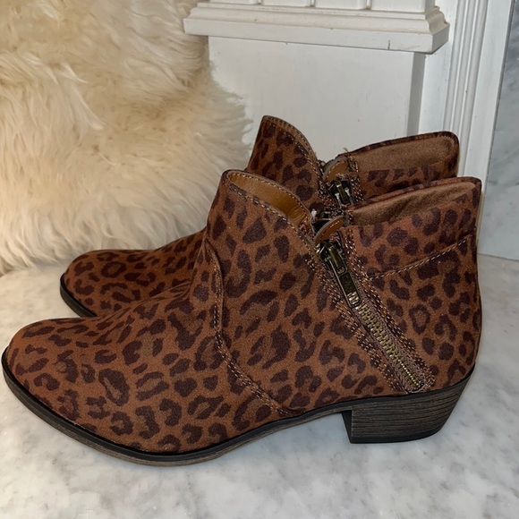 new! American Rag Abby Ankle Booties in Leopard Microsuede Size 6 - Picture 5 of 11